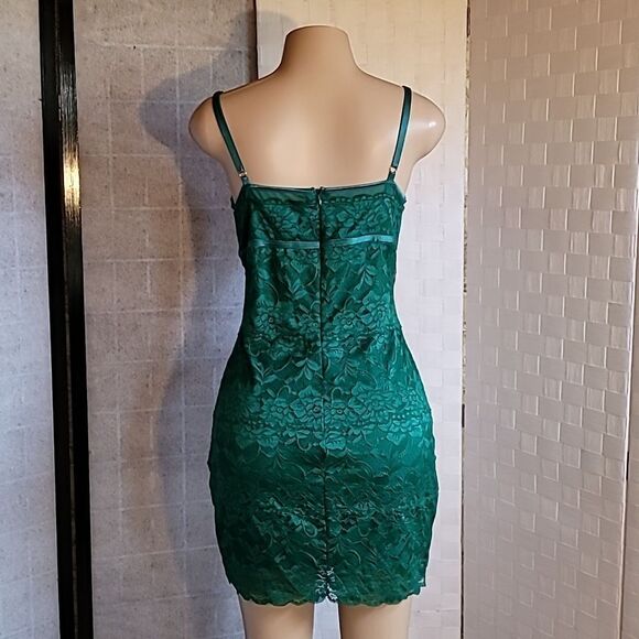 GUESS JOJO LACE BODYCON SLEEVELESS V-NECK MINI DRESS - Picture 6 of 11